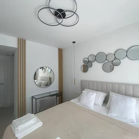 Apartment Beautiful With In & Outdoor Pool *